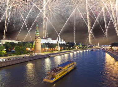 Kremlin, Moskova, Rusya - Moskova'nın en popüler görünümü üzerinde havai fişek
