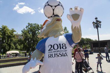 Moskova, Rusya June15, 2018: 2018 FIFA Dünya Kupası Rusya--kurt Zabivaka (Manezhnaya Meydanı)'ın resmi maskotu. Moskova  