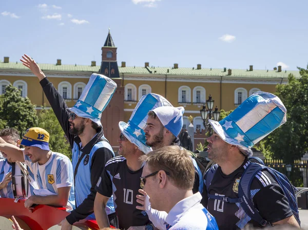 Moskova, Rusya June15, 2018: Moskova, Rusya sokaklarında yürüyüş futbol taraftarları. 2018 Dünya Kupası Rusya  