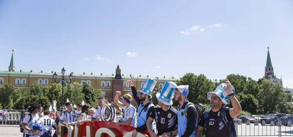 Moskova, Rusya June15, 2018: Moskova, Rusya sokaklarında yürüyüş futbol taraftarları. 2018 Dünya Kupası Rusya  