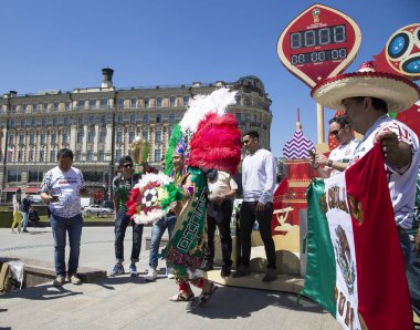 Moskova, Rusya June15, 2018: Moskova, Rusya sokaklarında yürüyüş futbol taraftarları. 2018 Dünya Kupası Rusya  