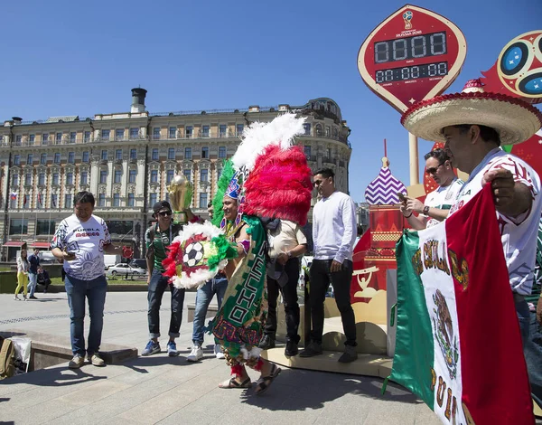 Moskova, Rusya June15, 2018: Moskova, Rusya sokaklarında yürüyüş futbol taraftarları. 2018 Dünya Kupası Rusya  