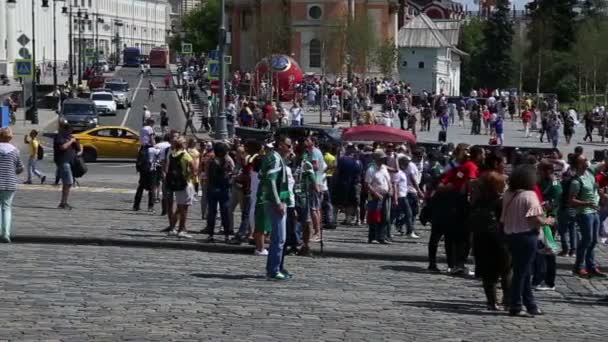 Moskau Russland 2018 Fußballfans Gehen Durch Die Straßen Von Moskau — Stockvideo