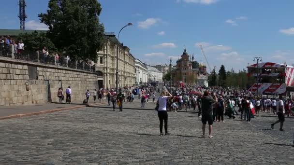 Moskau Russland 2018 Fußballfans Gehen Durch Die Straßen Von Moskau — Stockvideo