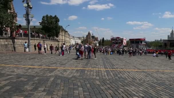 Moskau Russland 2018 Fußballfans Gehen Durch Die Straßen Von Moskau — Stockvideo