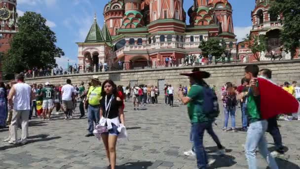 Moskau Russland 2018 Fußballfans Gehen Durch Die Straßen Von Moskau — Stockvideo