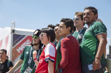 Moskova, Rusya June17, 2018: Moskova, Rusya sokaklarında yürüyüş futbol taraftarları. 2018 Dünya Kupası Rusya  