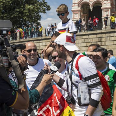 Moskova, Rusya June17, 2018: Moskova, Rusya sokaklarında yürüyüş futbol taraftarları. 2018 Dünya Kupası Rusya  