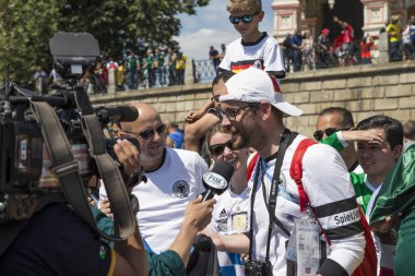 Moskova, Rusya June17, 2018: Moskova, Rusya sokaklarında yürüyüş futbol taraftarları. 2018 Dünya Kupası Rusya  