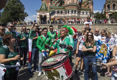 Moskova, Rusya June17, 2018: Moskova, Rusya sokaklarında yürüyüş futbol taraftarları. 2018 Dünya Kupası Rusya  