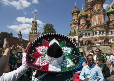 Moskova, Rusya June17, 2018: Moskova, Rusya sokaklarında yürüyüş futbol taraftarları. 2018 Dünya Kupası Rusya  