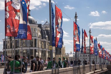 Moskova, Rusya June17, 2018: bayraklar 2018 Rusya'nın Dünya Kupası onuruna Moskova sokaklarında hoş geldiniz