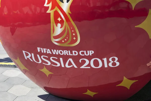 ロシアで Fifa ワールド カップ 2018 のシンボルでモスクワ ロシア June17 2018 偉大な象徴的なサッカー — ストック写真