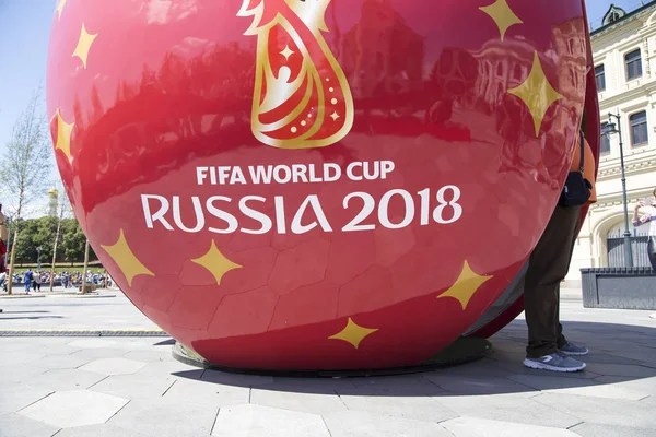 Moskova ' June17, 2018: FIFA Dünya Kupası 2018 Rusya'da sembolleri büyük sembolik futbol topu. Moskova 