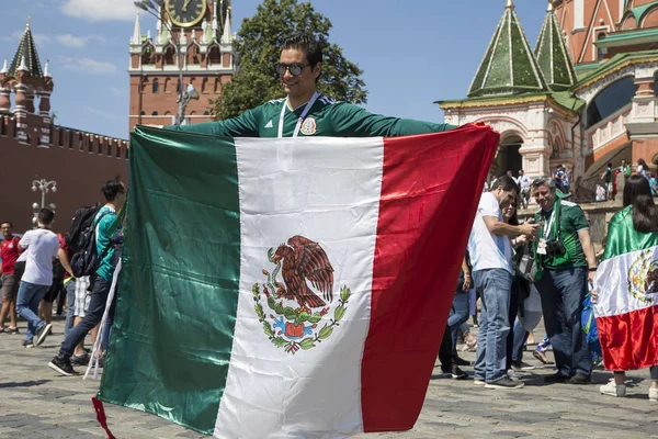 Moskova, Rusya June17, 2018: Moskova, Rusya sokaklarında yürüyüş futbol taraftarları. 2018 Dünya Kupası Rusya  