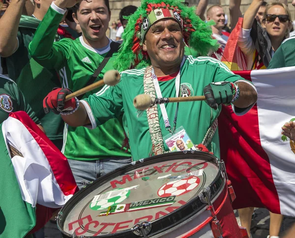 Moskova, Rusya June17, 2018: Moskova, Rusya sokaklarında yürüyüş futbol taraftarları. 2018 Dünya Kupası Rusya  