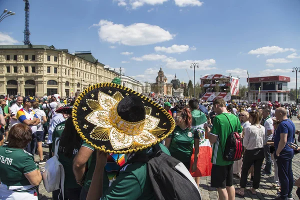Moskova, Rusya June17, 2018: Moskova, Rusya sokaklarında yürüyüş futbol taraftarları. 2018 Dünya Kupası Rusya  