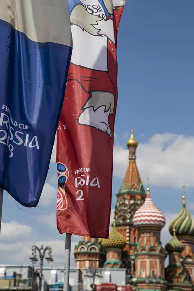 Moskova, Rusya June17, 2018: bayraklar 2018 Rusya'nın Dünya Kupası onuruna Moskova sokaklarında hoş geldiniz