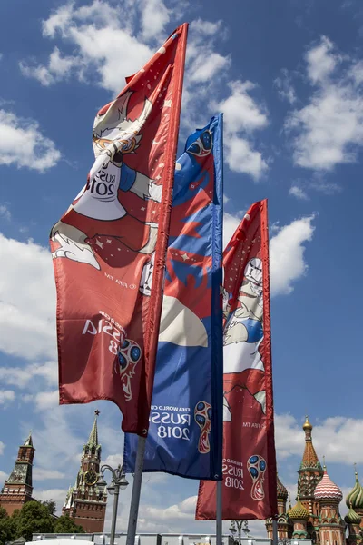 Moskova, Rusya June17, 2018: bayraklar 2018 Rusya'nın Dünya Kupası onuruna Moskova sokaklarında hoş geldiniz