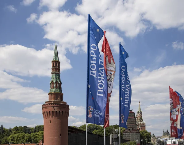 Moskova, Rusya June17, 2018: bayraklar 2018 Rusya'nın Dünya Kupası onuruna Moskova sokaklarında hoş geldiniz