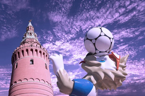 Moskova, Rusya June17, 2018: 2018 yılında Rusya--kurt Zabivaka (ultraviyole renkte) Dünya Kupası resmi maskotu. Moskova  