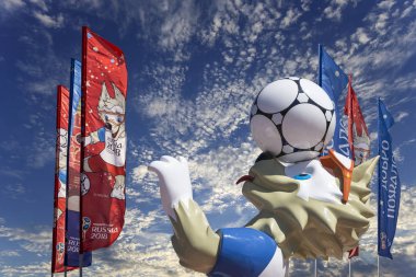 Moskova, Rusya June15, 2018: Kurt Zabivaka ve hoş geldiniz bayrakları 2018 Rusya'nın Dünya Kupası onuruna