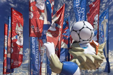 Moskova, Rusya June15, 2018: Kurt Zabivaka ve hoş geldiniz bayrakları 2018 Rusya'nın Dünya Kupası onuruna