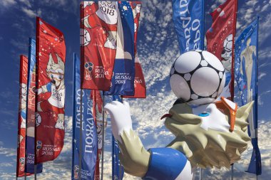 Moskova, Rusya June15, 2018: Kurt Zabivaka ve hoş geldiniz bayrakları 2018 Rusya'nın Dünya Kupası onuruna