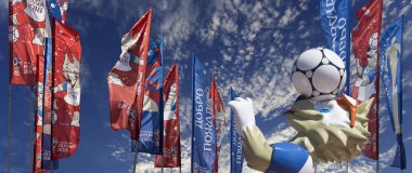 Moskova, Rusya June15, 2018: Kurt Zabivaka ve hoş geldiniz bayrakları 2018 Rusya'nın Dünya Kupası onuruna