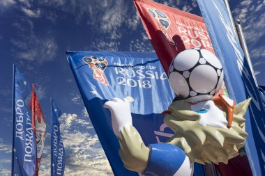 Moskova, Rusya June15, 2018: Kurt Zabivaka ve hoş geldiniz bayrakları 2018 Rusya'nın Dünya Kupası onuruna