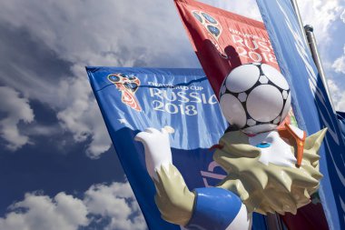 Moskova, Rusya June15, 2018: Kurt Zabivaka ve hoş geldiniz bayrakları 2018 Rusya'nın Dünya Kupası onuruna