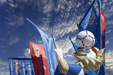 Moskova, Rusya June15, 2018: Kurt Zabivaka ve hoş geldiniz bayrakları 2018 Rusya'nın Dünya Kupası onuruna