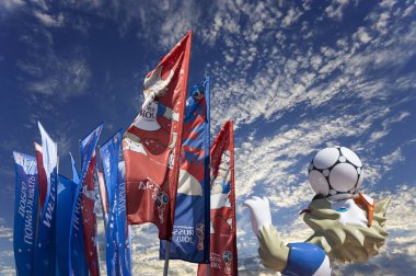 Moskova, Rusya June15, 2018: Kurt Zabivaka ve hoş geldiniz bayrakları 2018 Rusya'nın Dünya Kupası onuruna