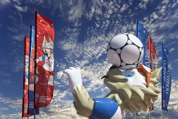 Moskova, Rusya June15, 2018: Kurt Zabivaka ve hoş geldiniz bayrakları 2018 Rusya'nın Dünya Kupası onuruna