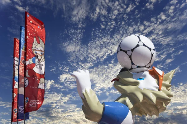 Moskova, Rusya June15, 2018: Kurt Zabivaka ve hoş geldiniz bayrakları 2018 Rusya'nın Dünya Kupası onuruna
