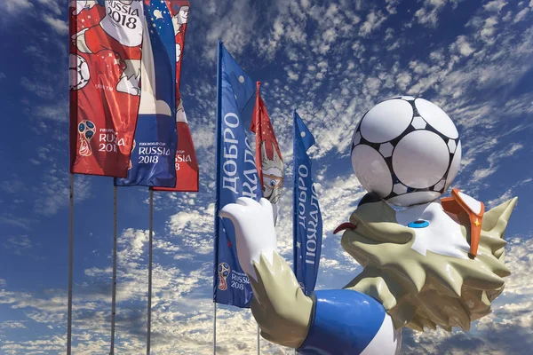 Moskova, Rusya June15, 2018: Kurt Zabivaka ve hoş geldiniz bayrakları 2018 Rusya'nın Dünya Kupası onuruna