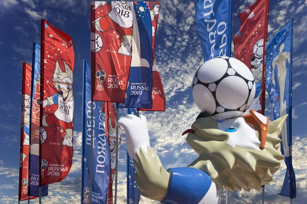 Moskova, Rusya June15, 2018: Kurt Zabivaka ve hoş geldiniz bayrakları 2018 Rusya'nın Dünya Kupası onuruna