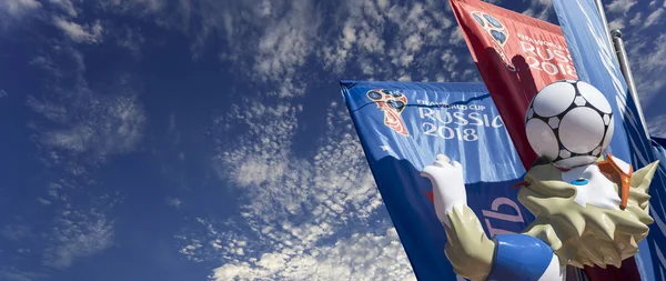 Moskova, Rusya June15, 2018: Kurt Zabivaka ve hoş geldiniz bayrakları 2018 Rusya'nın Dünya Kupası onuruna
