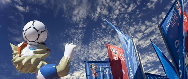 Moskova, Rusya June15, 2018: Kurt Zabivaka ve hoş geldiniz bayrakları 2018 Rusya'nın Dünya Kupası onuruna