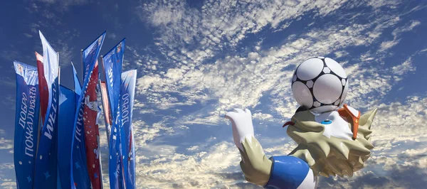 Moskova, Rusya June15, 2018: Kurt Zabivaka ve hoş geldiniz bayrakları 2018 Rusya'nın Dünya Kupası onuruna