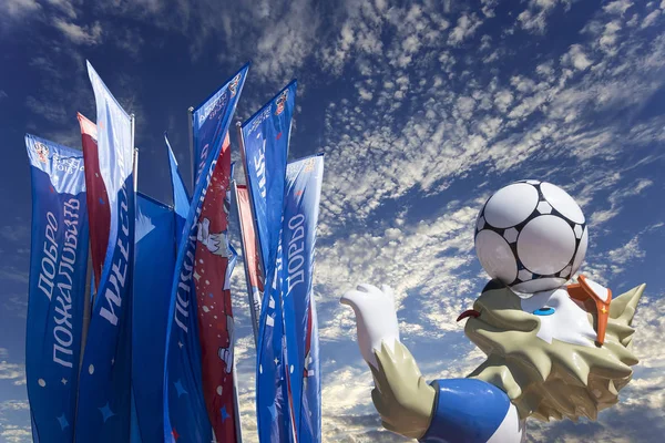 Moskova, Rusya June15, 2018: Kurt Zabivaka ve hoş geldiniz bayrakları 2018 Rusya'nın Dünya Kupası onuruna