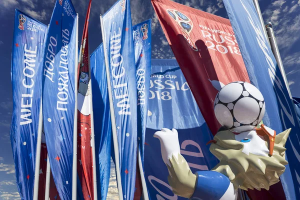 Moskova, Rusya June15, 2018: Kurt Zabivaka ve hoş geldiniz bayrakları 2018 Rusya'nın Dünya Kupası onuruna