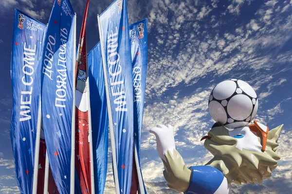 Moskova, Rusya June15, 2018: Kurt Zabivaka ve hoş geldiniz bayrakları 2018 Rusya'nın Dünya Kupası onuruna
