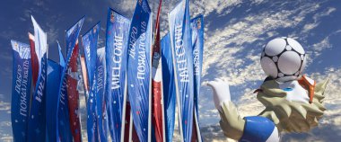 Moskova, Rusya June15, 2018: Kurt Zabivaka ve hoş geldiniz bayrakları 2018 Rusya'nın Dünya Kupası onuruna