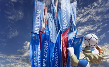 Moskova, Rusya June15, 2018: Kurt Zabivaka ve hoş geldiniz bayrakları 2018 Rusya'nın Dünya Kupası onuruna