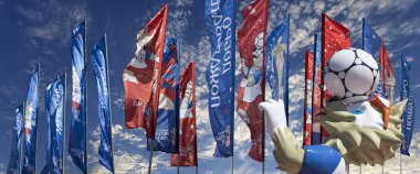 Moskova, Rusya June15, 2018: Kurt Zabivaka ve hoş geldiniz bayrakları 2018 Rusya'nın Dünya Kupası onuruna