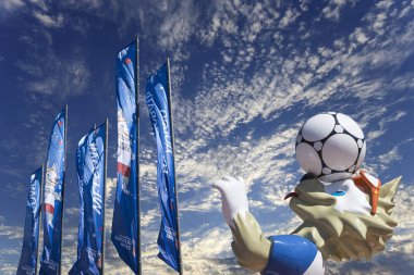 Moskova, Rusya June15, 2018: Kurt Zabivaka ve hoş geldiniz bayrakları 2018 Rusya'nın Dünya Kupası onuruna