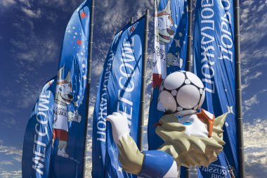 Moskova, Rusya June15, 2018: Kurt Zabivaka ve hoş geldiniz bayrakları 2018 Rusya'nın Dünya Kupası onuruna