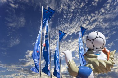 Moskova, Rusya June15, 2018: Kurt Zabivaka ve hoş geldiniz bayrakları 2018 Rusya'nın Dünya Kupası onuruna