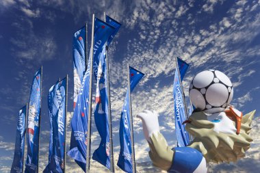 Moskova, Rusya June15, 2018: Kurt Zabivaka ve hoş geldiniz bayrakları 2018 Rusya'nın Dünya Kupası onuruna